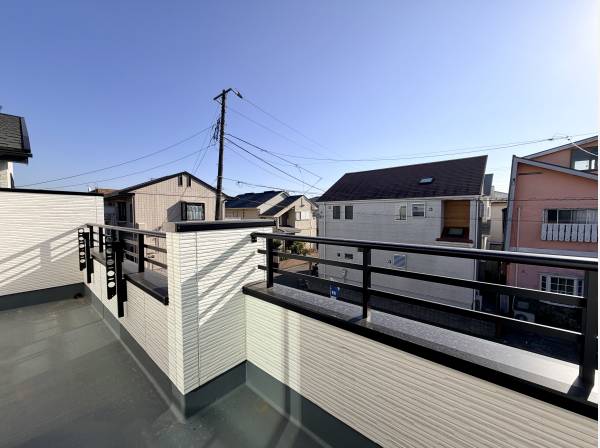 2階バルコニーは、洗濯物が干しやすい使い勝手の良い空間です。