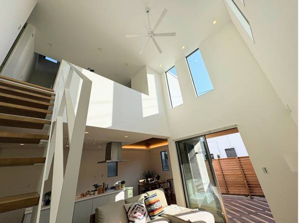 約24帖のLDKは吹き抜け仕様で開放感があります