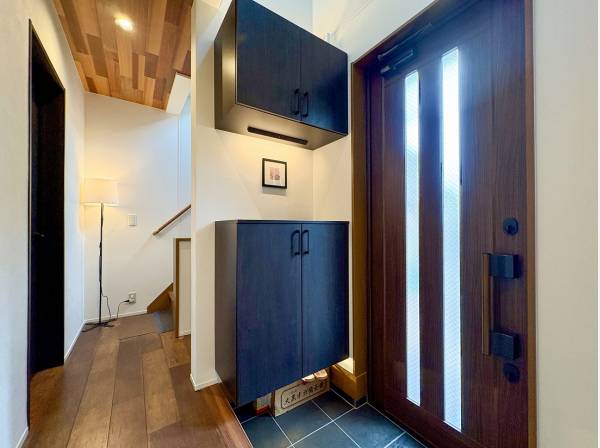 吹抜けから降り注ぐ陽光に包まれたエントランス