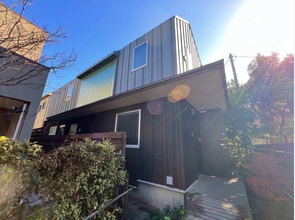 緑豊かな自然に囲まれた鎌倉らしさあふれる一邸でございます