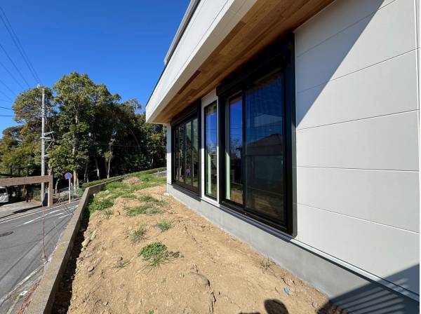 緑に寄り添う立地で、四季の移ろいを感じながら穏やかに暮らせる住環境。