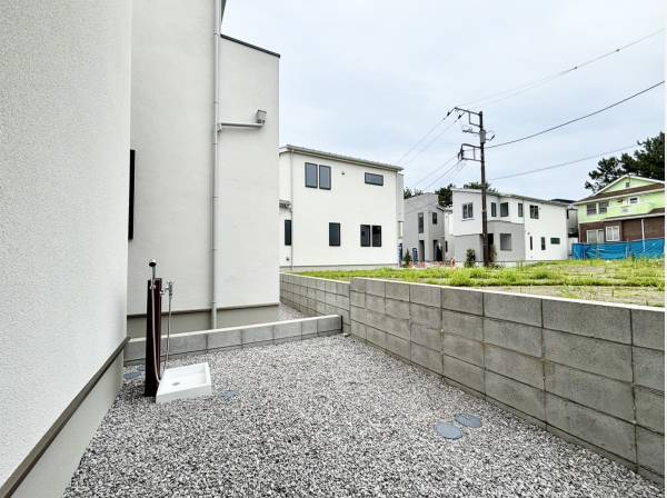 ちょっとしたお庭スペースもございます