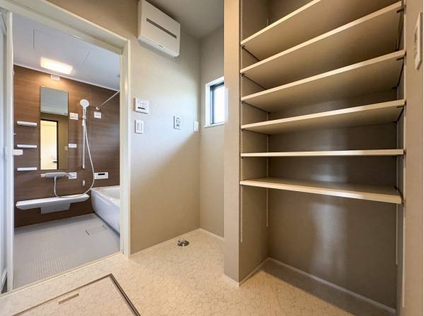 タオルや着替えのストックに便利な収納棚を完備