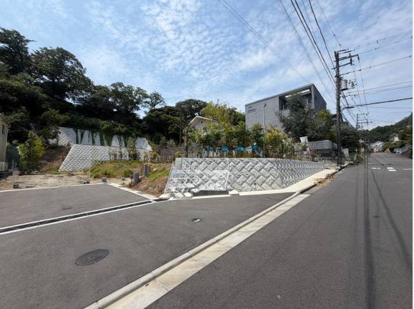 面している通りと広々としておりお車も安心