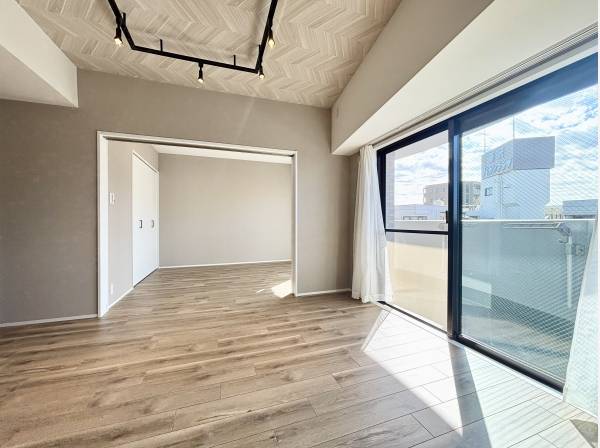 高層階ならではの気持ちの良い風が入ってきます