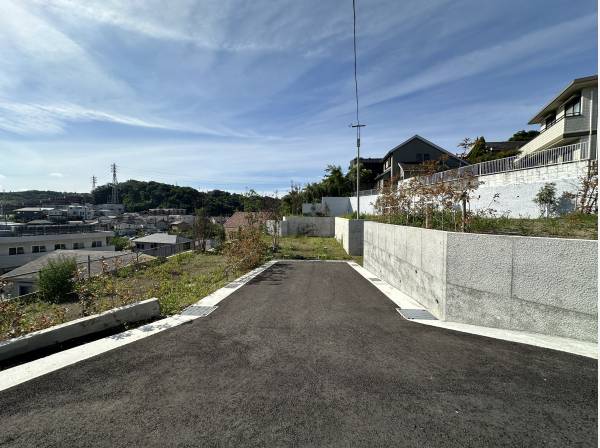 前面道路は開発道路で広々