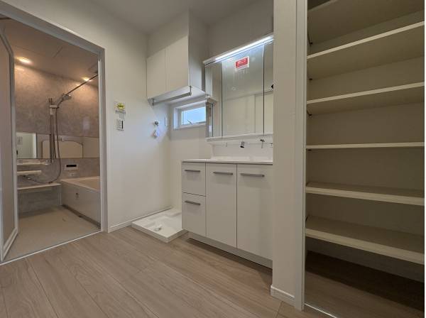 洗面スペースも広くて人とぶつかりませんね。