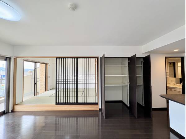 襖（ふすま）も新しい物に張り替えられています