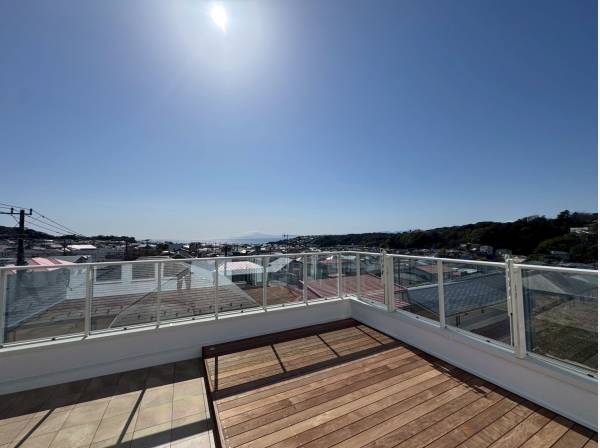 大型ルーフバルコニーも完備