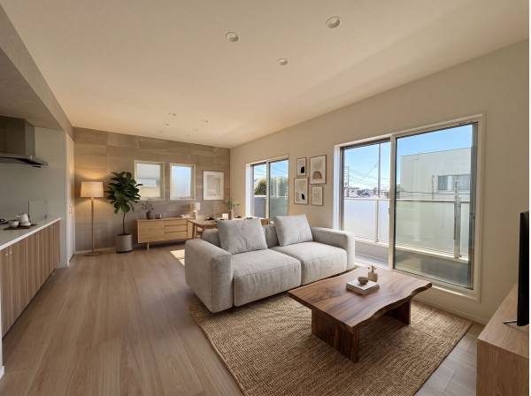 南向きのリビングは明るく開放的。家具・小物はAIによるイメージ