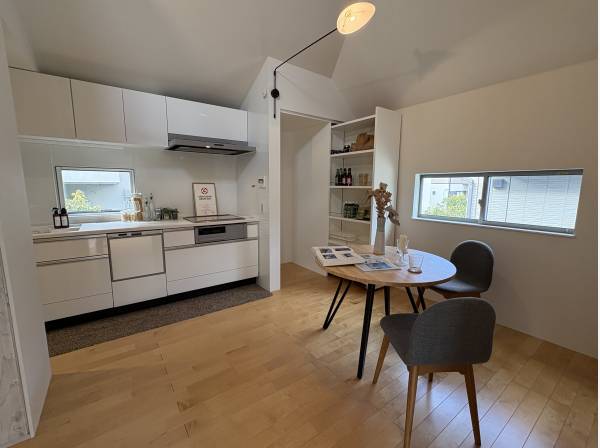 キッチンとリビングは可愛いデザインになっております。