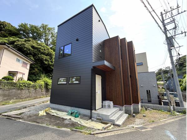 ３方向角地につき、開放感に優れます。車種によっては２台駐車可