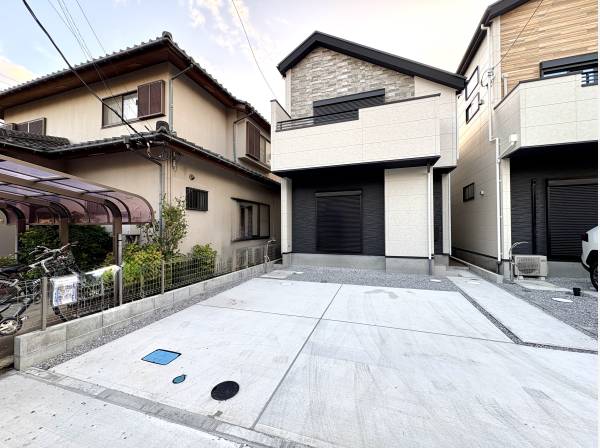 すっきりとした前面スペースが暮らしの始まりを軽やかにする一棟