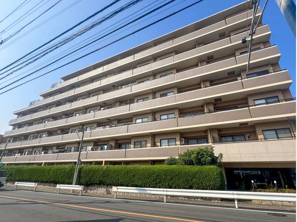 前面に注ぐ陽光が陽当たりの良さを伺わせます