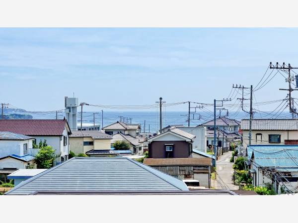 ３階建てや、ルーフバルコニーから美しい相模湾を望みます