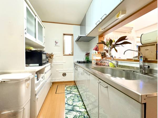 対面式システムキッチンは収納もたっぷりで作業スペースも広々です。