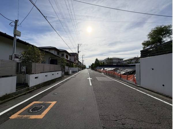 前面道路は幅員約8ｍのゆとりある広さ