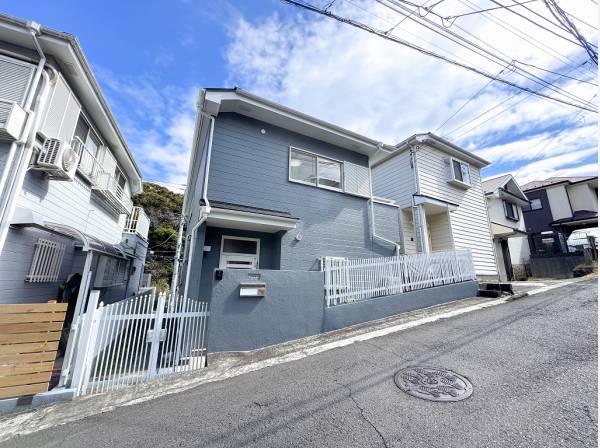 ブルーでまとめられた海街らしい外観