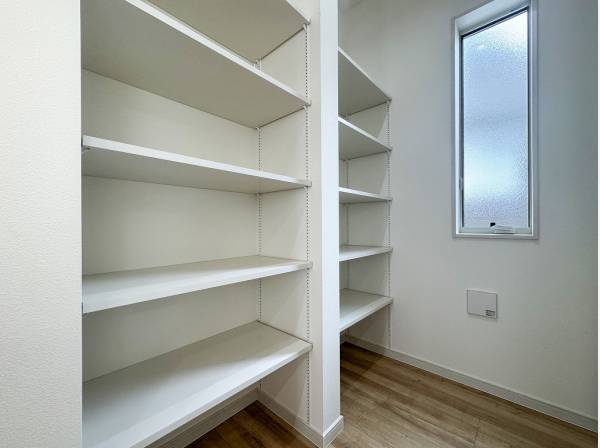 整理がはかどる可動棚仕様のパントリー