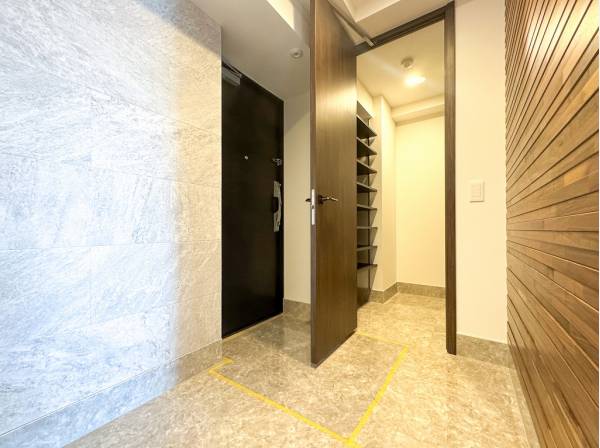 天然無垢が配された香り高い玄関ホールにはSICが寄り添います