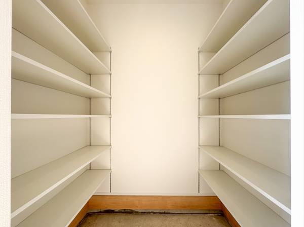 自由なレイアウトを愉しめる奥行きのあるシューズインクローク