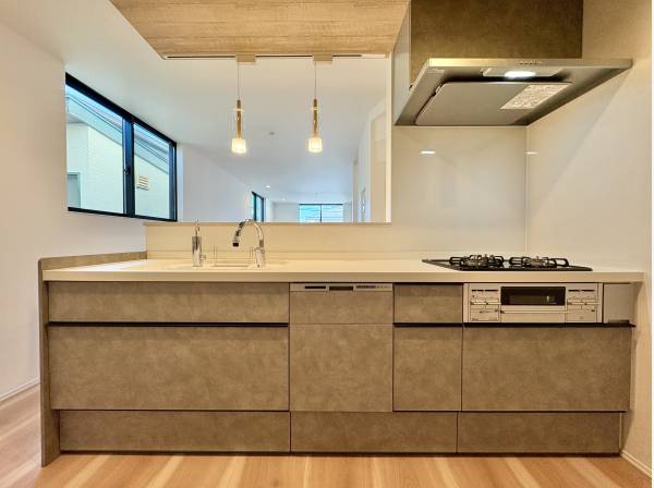 キッチンからはリビングを見渡すことができ遊ぶ子供たちの姿がうかがえます