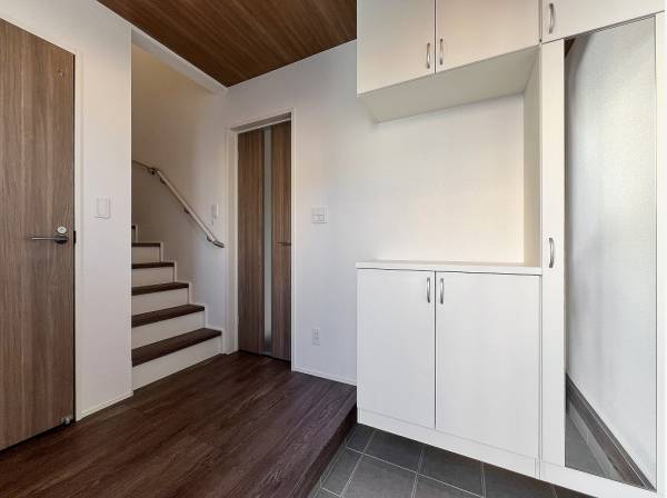 姿見付きの玄関シューズボックスが便利♪