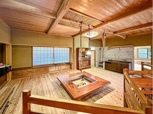 古民家のような温かみ溢れる囲炉裏ダイニング