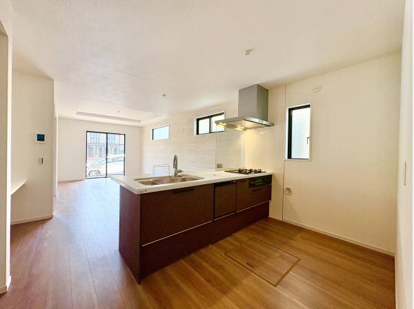 キッチンは対面式なのでリビング側を見渡すことが出来ます