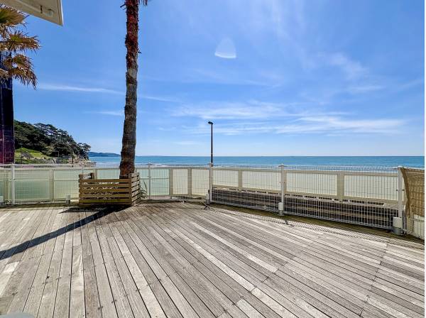 海最前列のプライベートデッキでホームパーティやBBQはいかがですか？