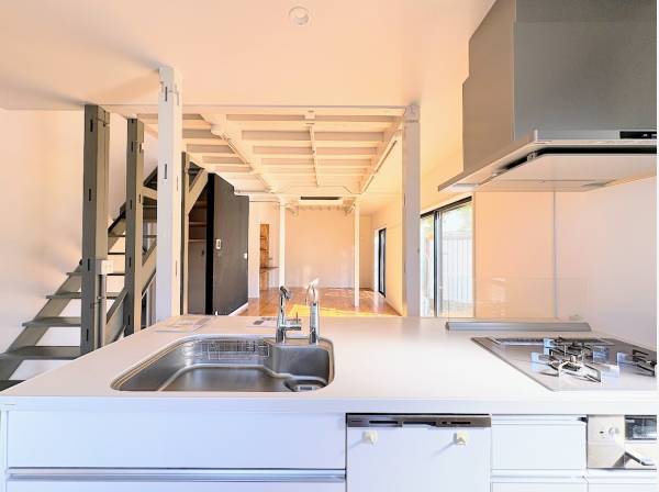 部屋全体を見渡すキッチン