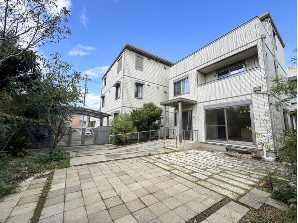 重厚なタイル張りの3階建のお住まいです