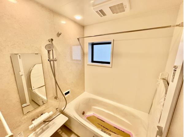 お風呂には浴室乾燥機が付いております。