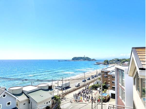 屋上ルーフバルコニーから一望する相模湾と江ノ島。