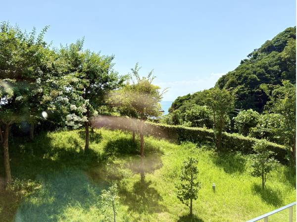 木々の合間からは海を望むことも！