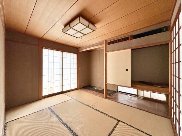 玄関ホールを挟んで6帖の和室がございます。