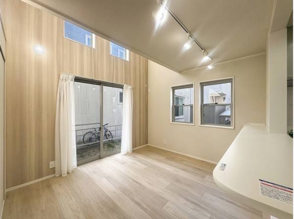 キッチンを優しく照らす光はまるで木々の隙間から舞い降りる木漏れ日のよう