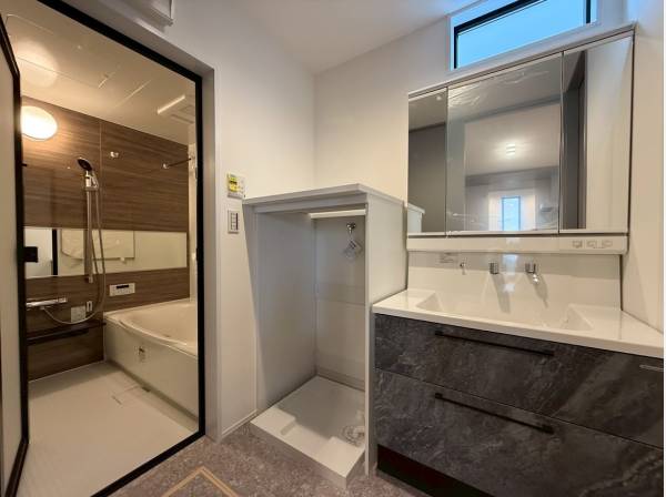 サニタリールームとバスルーム