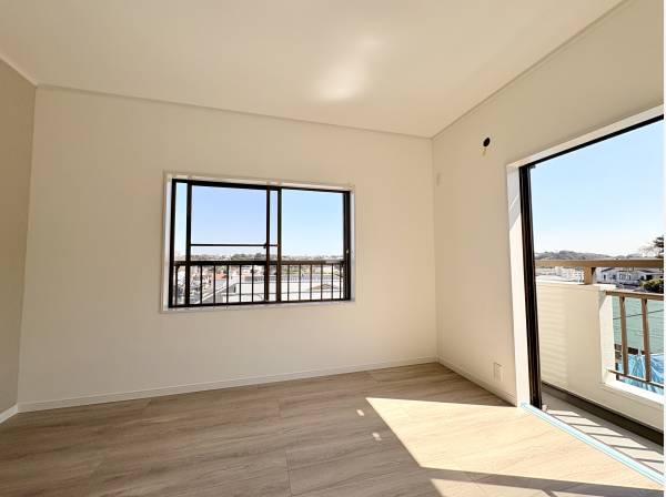 日当たり良好の2階洋室