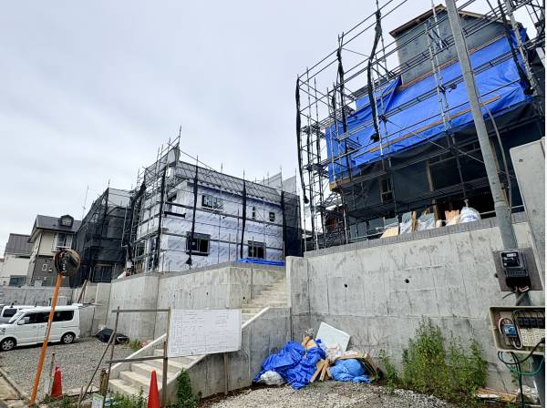 憧れの南向きルーフバルコニー付き！ただいま順調に建築中です