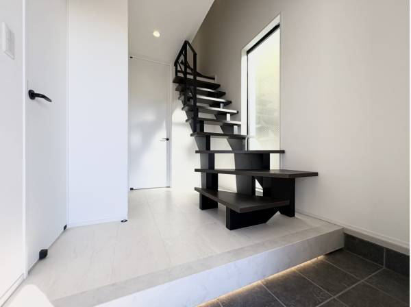 スケルトン階段がお洒落な玄関エントランス