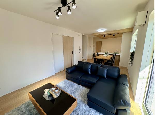 家族みんなで広々使える！家具の配置も自由自在な、ゆとりのリビング