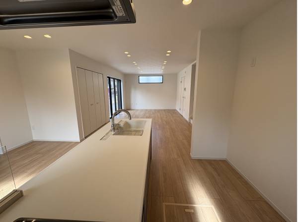 キッチン横はリビング、前はダイニングです。