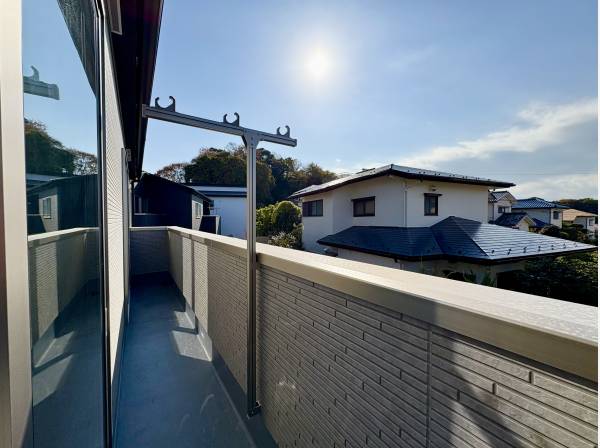 バルコニーからは鎌倉の緑を望むことができます