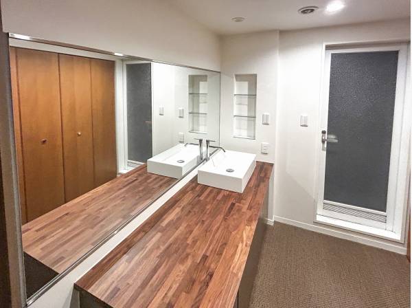 ゆとりある広さが魅力的なパウダールームは収納も充実