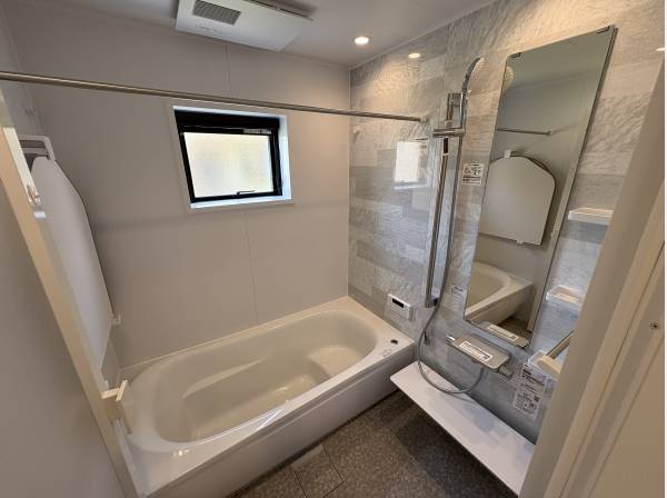 お風呂には浴室乾燥機が付いております。