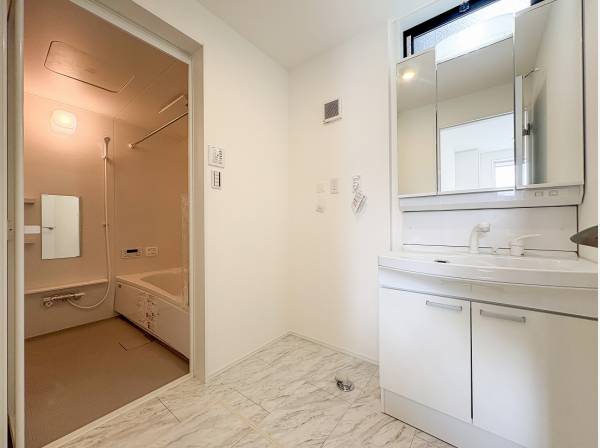 水周りもホワイト基調で爽やかなデザイン