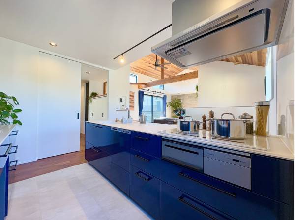 キッチンは床材を変えているため、メリハリのある空間を演出！