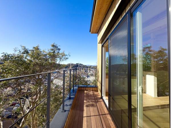 鎌倉の緑と街並みを見下ろす開放感ある眺望をお楽しみいただけます。