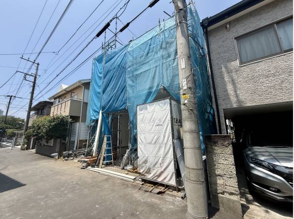 木目調と白のコントラストがお洒落！雨の日も安心のガレージ付き